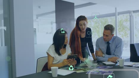 animación de iconos ecológicos y procesamiento de datos sobre diversas personas de negocios en la oficina