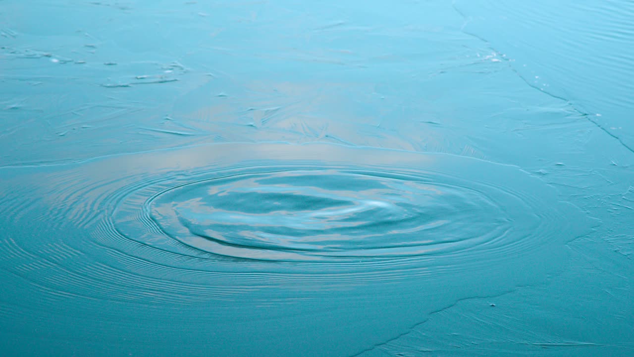 느린 동작으로 청록색 물 표면에 흐르는 잔물결
