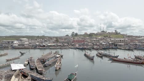 Toma-Aérea-De-Un-Asentamiento-A-Lo-Largo-De-La-Costa-En-áfrica,-Ghana,-Elmina