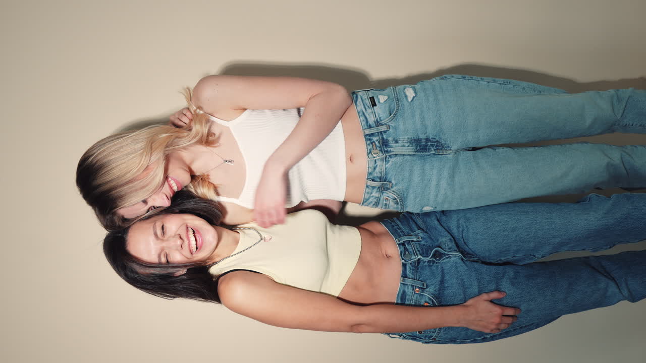 dos mujeres felices posando