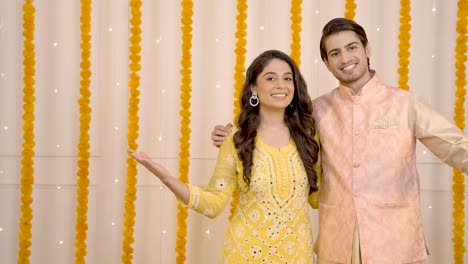 pareja india deseando un feliz diwali el tercero