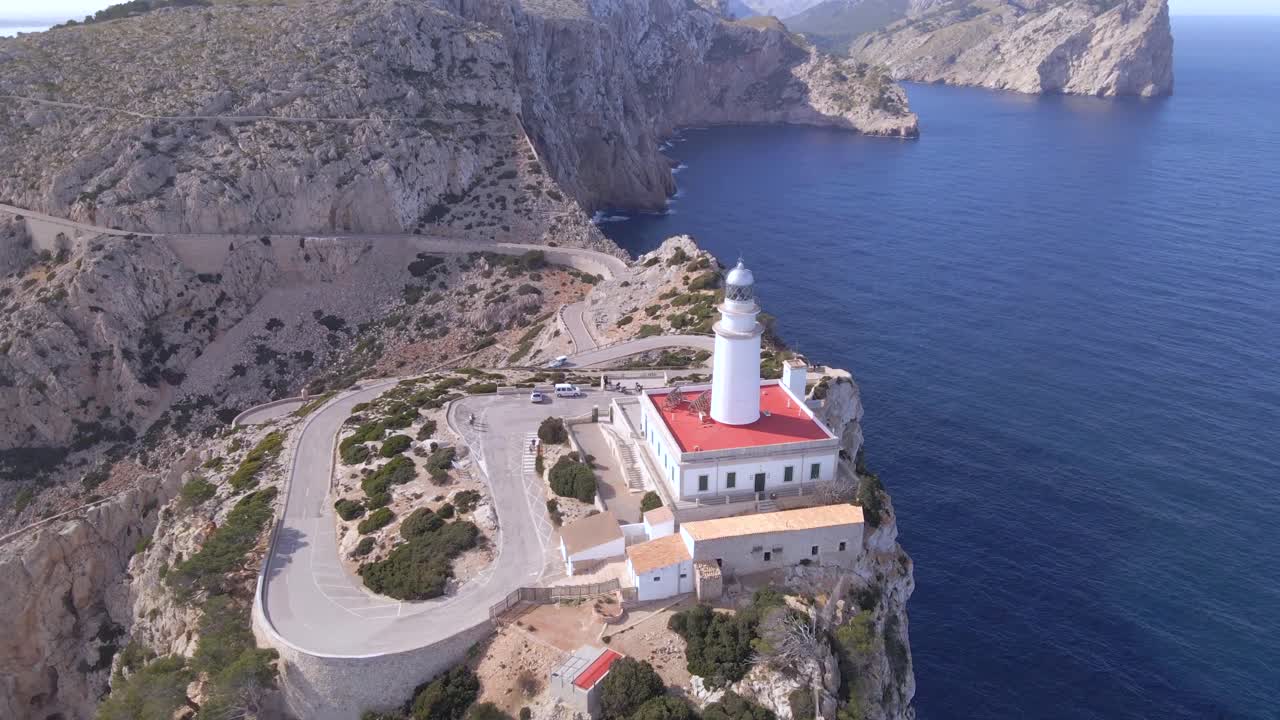 explore las impresionantes vistas aéreas de faro de formentor, el faro icónico ubicado en los acantilados de cap formentor en mallorca.