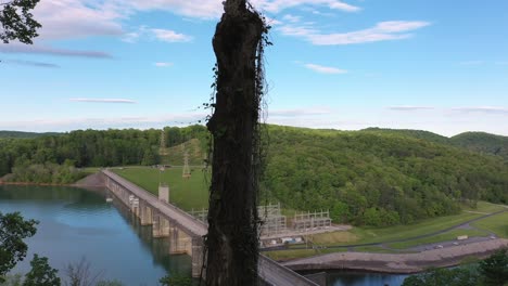 Norris-Dam-at-Rocky-Top-in-Tennessee-on-a-sunny-day