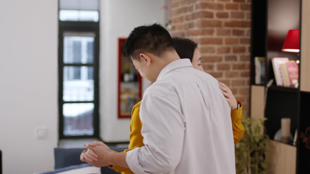 집에서 춤추는 커플