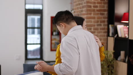 pareja bailando en casa