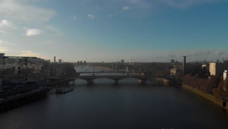 Dolly-Zurückfallende-Drohne-Schoss-über-Die-Themse-Grosvenor-Chelsea-Bridge-London