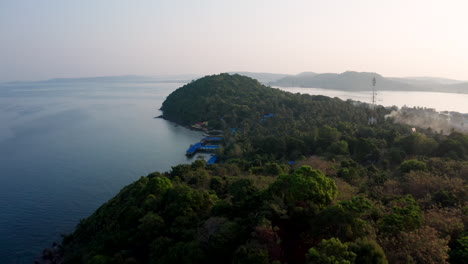 Luftaufnahmen-Von-Drohnen,-Die-über-Eine-Insel-In-Kambodscha-Fliegen