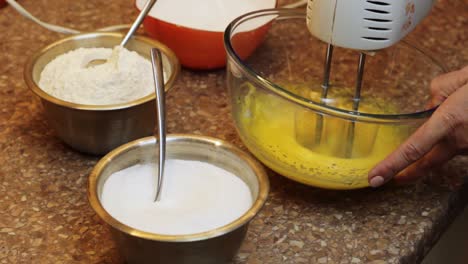 mezcla de masa para pasteles preparación batir huevos primer plano
