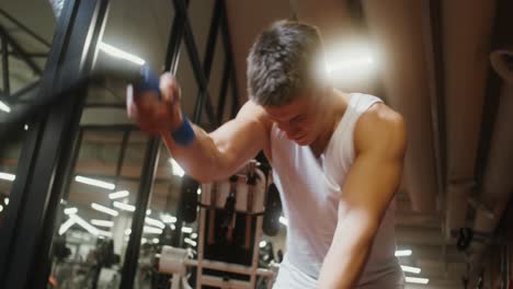 hombre trabajando con una cuerda en un gimnasio