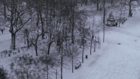 Toma-Aérea-De-Warandepark-En-La-Nieve,-Parque-De-Bruselas,-Bruselas,-Bélgica