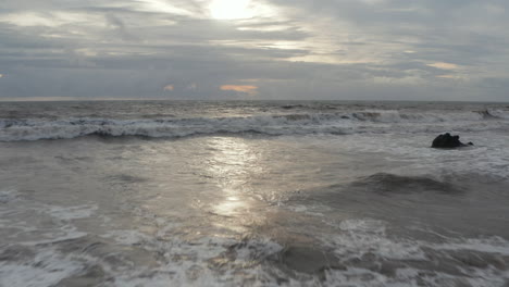 Vista-De-Cerca-Del-Oleaje-Del-Océano-En-La-Luz-Del-Atardecer.-Olas-Del-Mar-Agitadas-En-Un-Día-Nublado-En-El-Mar