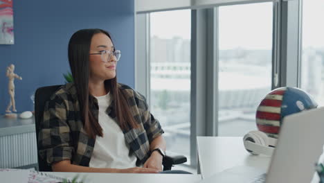 Nervous-woman-getting-upset-at-office-closeup.-Irritated-girl-failing-project