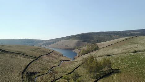 Absteigende-Luftaufnahme-Des-Baches,-Der-Das-Kinderreservoir-Im-Hope-Valley-Des-Peak-District,-Großbritannien,-Speist