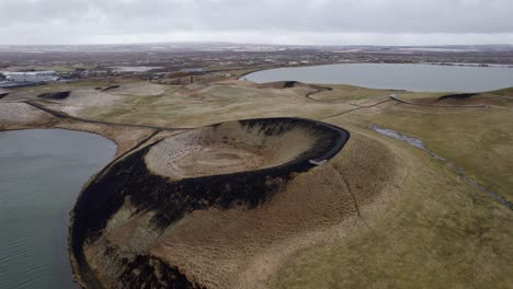 Volando-Sobre-El-Centro-Del-Pseudocráter-Skútustaðagígar-Más-Grande