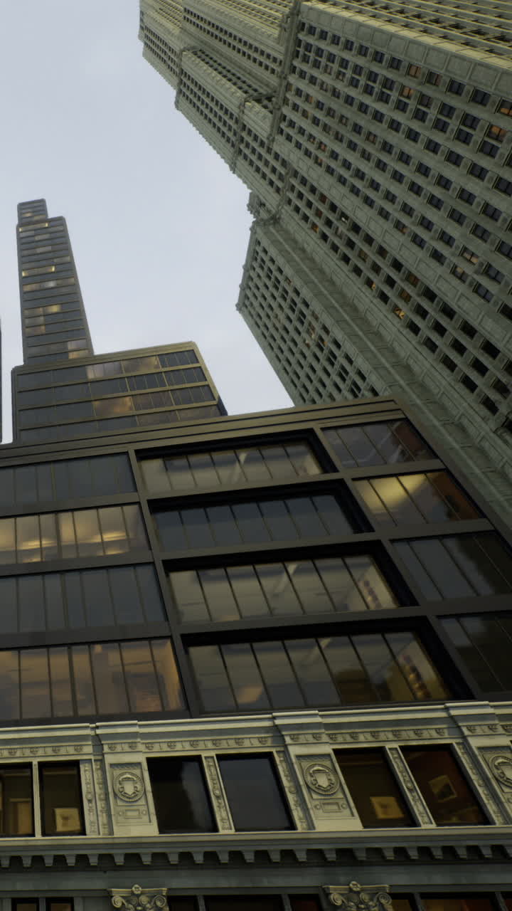 Edifici alti si ergono in città con design moderno e dettagli classici.