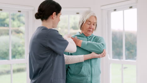 mujer, médico y paciente de edad avanzada que se estira