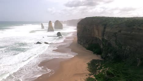 Los-Doce-Apóstoles,-Un-Hito-Turístico-Importante-De-Australia,-Great-Ocean-Road,-Pájaro-Volando,-Pan-A-La-Derecha,-Cámara-Lenta