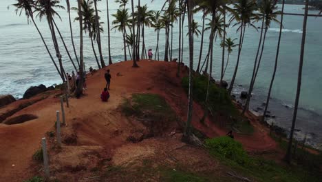 Vista-Aérea-De-Un-Grupo-De-Personas-En-La-Colina-De-Coco-En-Sri-Lanka,-Tiro-De-Levantamiento