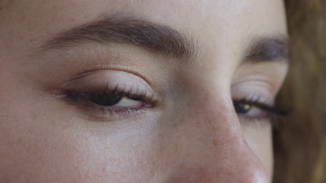 Nahaufnahme-Einer-Frau-Mit-Blauen-Augen,-Die-Nachdenklich-Nachdenklich-In-Die-Kamera-Schaut-Und-Make-up-Trägt