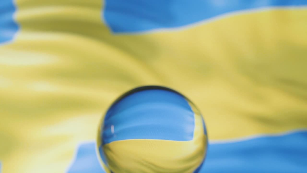 스웨덴 발은 4k에서 파란 하늘을 향해 흔들리고 있습니다.