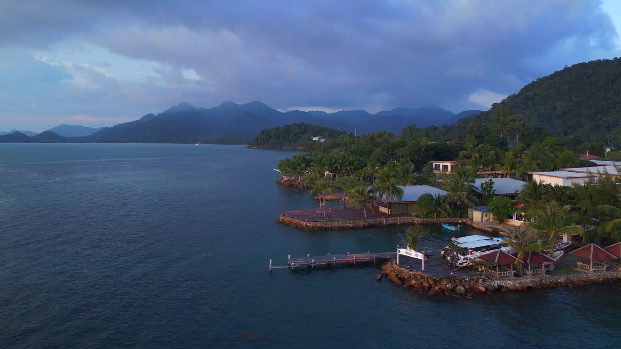magnífica vista aérea de arriba vuelo de mochila isla de tailandia koh chang kai bae playa noche 22
