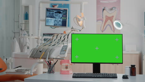gabinete dental vacío con pantalla verde horizontal en el monitor