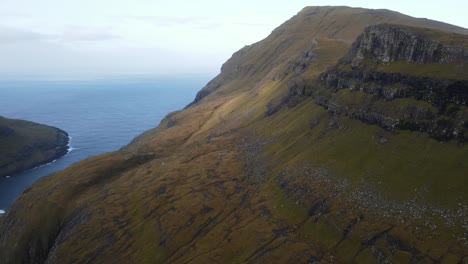 Drohnenaufnahmen-Des-Ozeans-Mit-Klippen-In-Der-Nähe-Des-Dorfes-Saksun-Auf-Der-Insel-Streymoy-Auf-Den-Färöer-Inseln