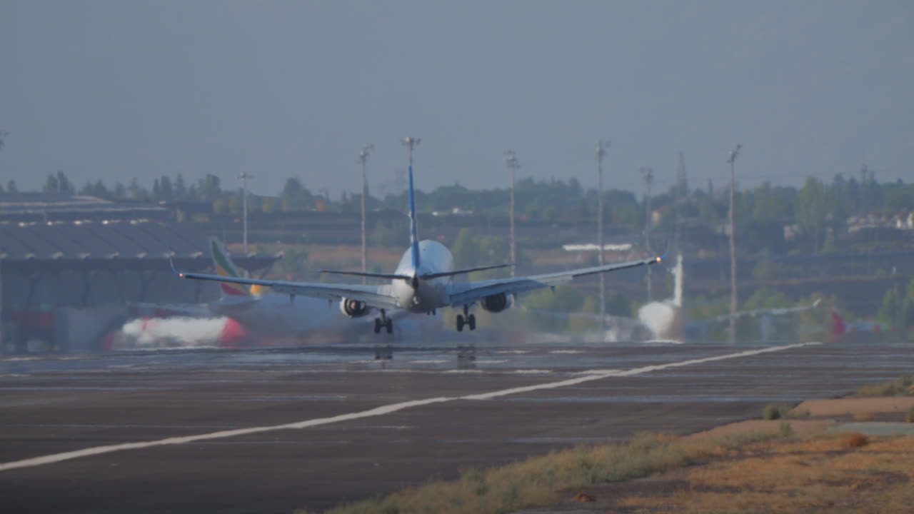 Aereo passeggeri di grandi dimensioni in atterraggio sulla pista dell'aeroporto