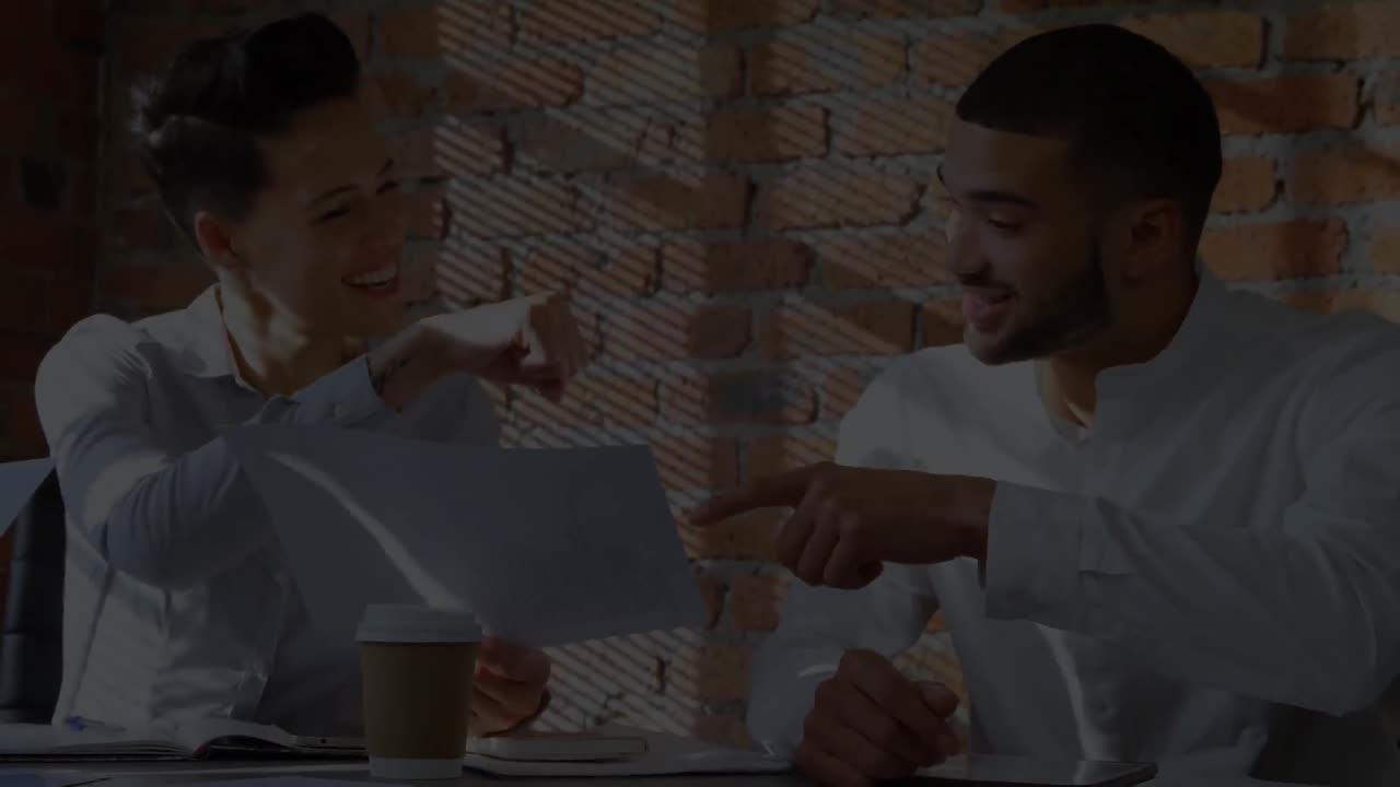 사무실에서 일하는 비즈니스 사람들 위에 움직이는 빨간 패턴의 애니메이션