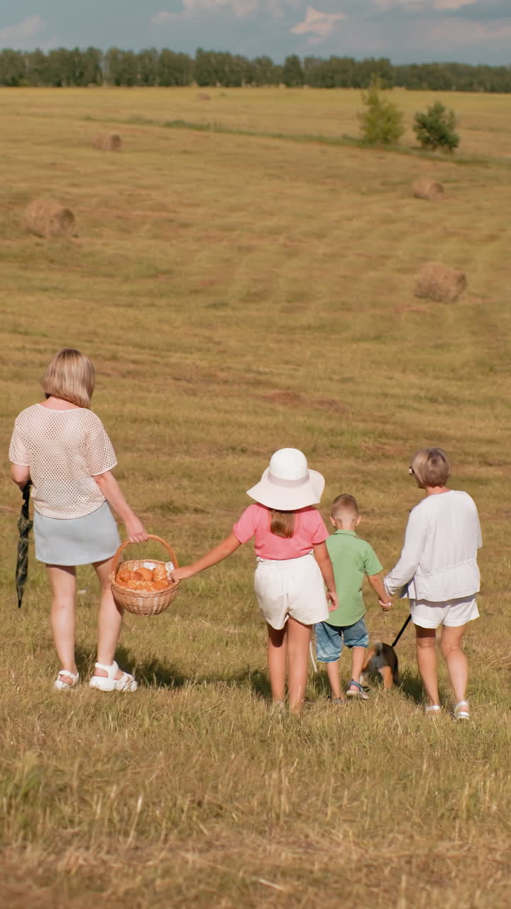 이모와 아들은 모자를 들고 빛으로 빛나는 시골을 고, 어머니와 딸은 손에 바구니를 들고, 굴곡된 과 풀과 멀리 있는 나무로 둘러싸여 산책합니다.