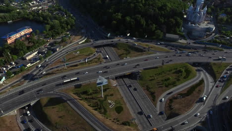 Autoverkehr-An-Straßenkreuzung-In-Der-Stadt.-Drohnenansicht,-Auto-Autobahnkreuzung