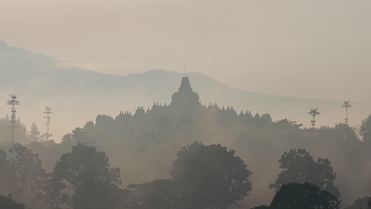 Nebbia mattutina tranquilla al Tempio di Borobudur, bellissimo paesaggio e punto di riferimento culturale in Indonesia.