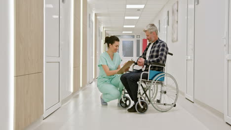 enfermera que ayuda al paciente en silla de ruedas