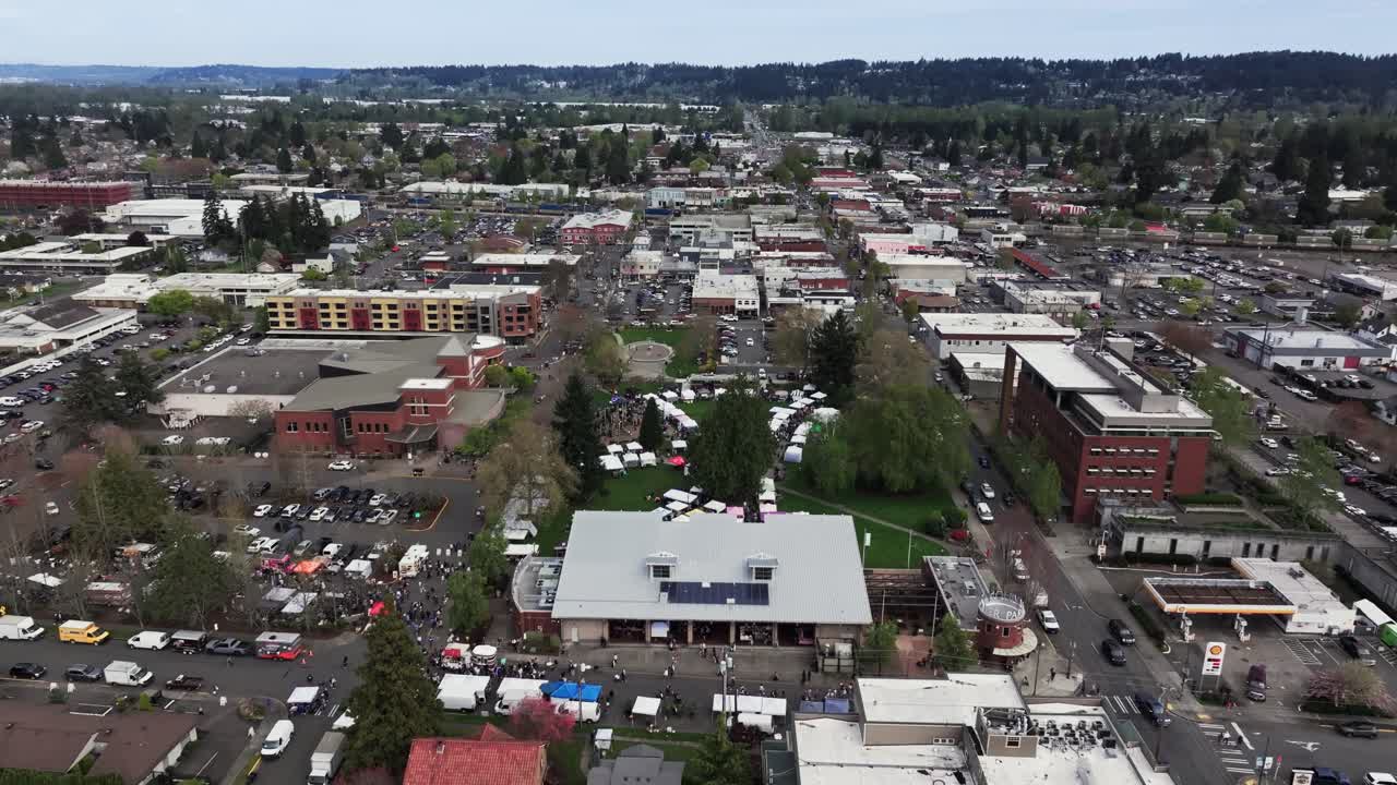 Sorvolo del Mercato degli agricoltori di Puyallup a Puyallup, Washington, Stati Uniti. Ripresa aerea