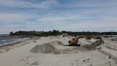 excavadora moviendo arena - círculo - playa de arena, cohasset, ma usa