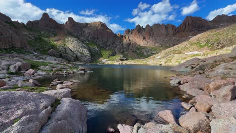 Sommermorgen-Gletscher-Twin-Lakes-Chicago-Basin-Colorado-Silverton-San-Juan-Range-Rocky-Mountains-Schneeschmelze-Mount-Eulos-Fourteeners-Sonnenlicht-Windom-Peak-Silverton-Juli-Blauer-Himmel-Wolken-Schwenk-Nach-Rechts