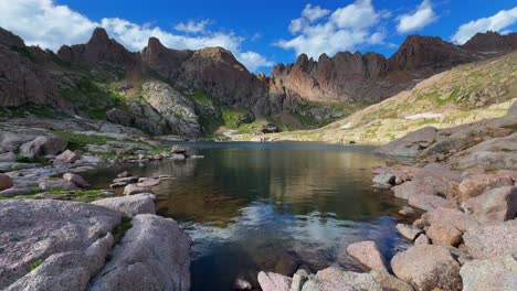 mañana de verano glaciar lagos gemelos cuenca de chicago colorado silverton san juan cordillera rocosa nieve se derrite monte eulos catorce años luz del sol pico de windom silverton julio cielo azul nubes pan derecha