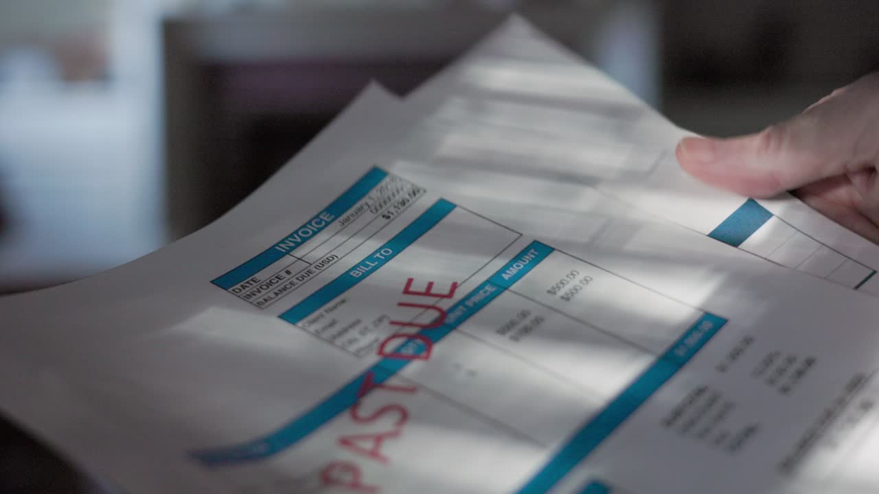 hombre de primer plano manejando facturas vencidas