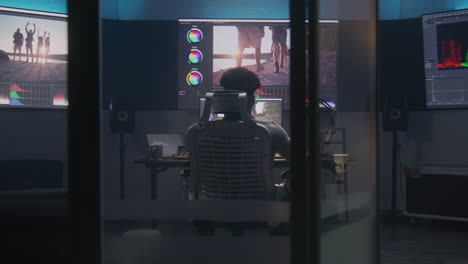 editor de video en el trabajo