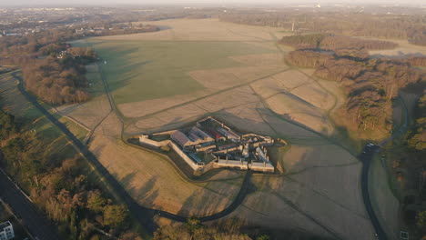 Vista-Aérea,-El-Fuerte-De-La-Revista-Es-Un-Fuerte-Bastión-Y-Una-Revista-Ubicada-Dentro-Del-Parque-Fénix,-En-Dublín,-Irlanda