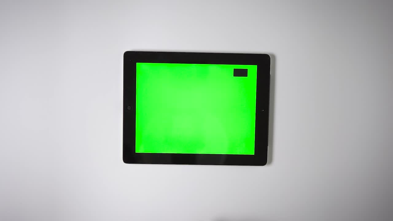 평평한 평신도 태블릿 녹색 화면 손가락 왼쪽으로 스크롤
