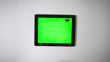 Flat-Lay-Tablet-Greenscreen-Finger-Nach-Links-Scrollen