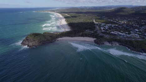 playa de cabarita y promontorio de norries en nueva gales del sur, australia - toma aérea de drones