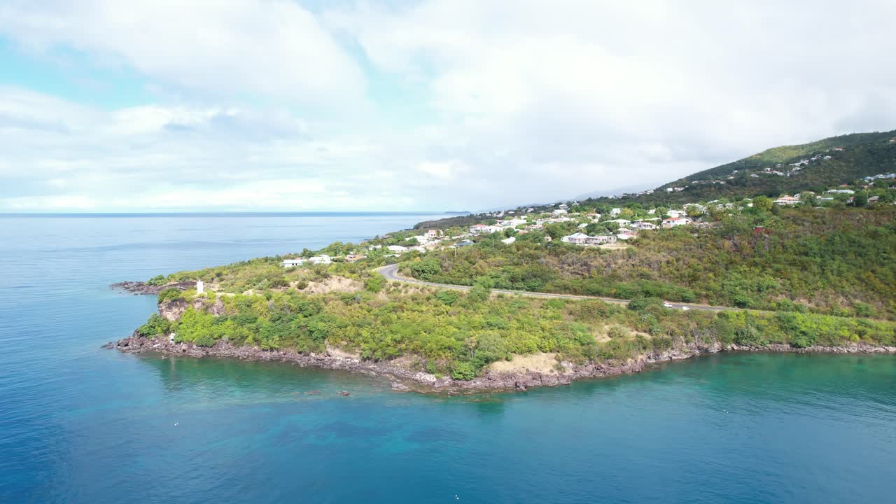 과달루프 섬의 해안선에 있는 상징적인 마을, 공중 사진