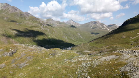 vista aérea del valle montañoso de zinal, suiza