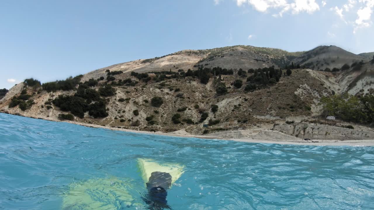 agia sofia, kefalonia, 그리스의 해변에서 산악 풍경의 snorkeler의 pov
