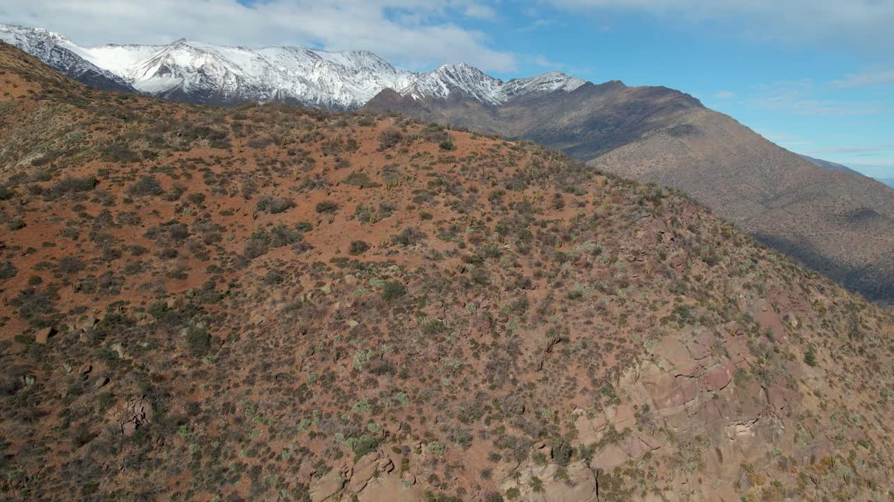 boom up vista aérea de morro las papas en el parque san carlos de apoquindo, las condes, santiago, chile