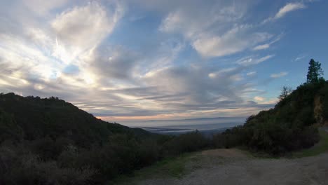 lapso de tiempo de nubes en movimiento y amanecer en las colinas sobre santa bárbara en california