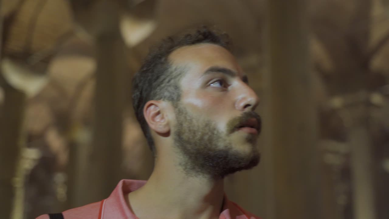 joven experimentando tensión y miedo.