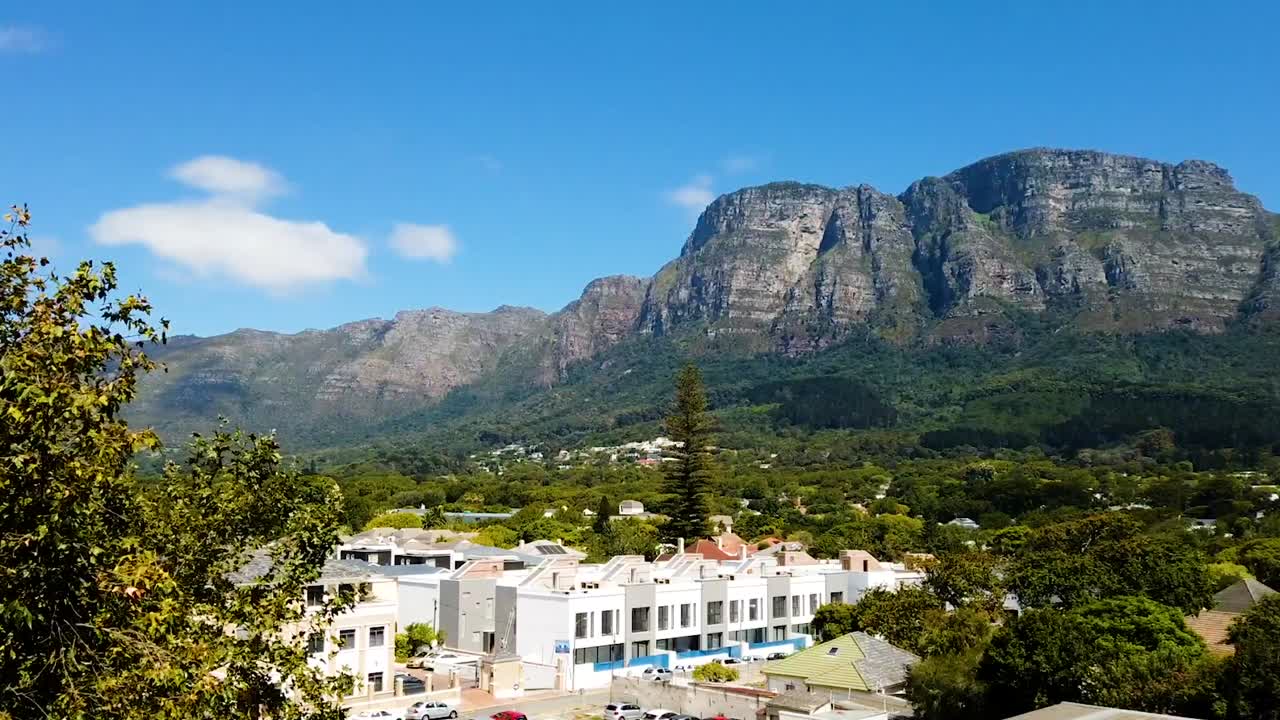 남아프리카 케이프 타운의 하늘을 가로질러 움직이는 구름의 시간 경과